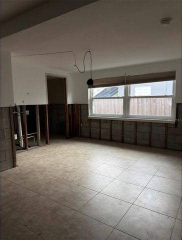 9045 3RD ST N, St Petersburg, FL 33702