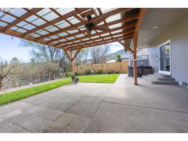 310 ASHWOOD St, Sutherlin, OR 97479