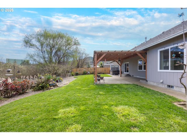 310 ASHWOOD St, Sutherlin, OR 97479