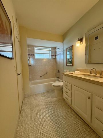 2800 NW 47th Terrace 403b, Lauderdale Lakes, FL 33313