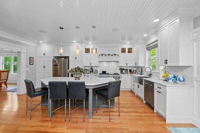 456 Chestnut St, Needham, MA 02492