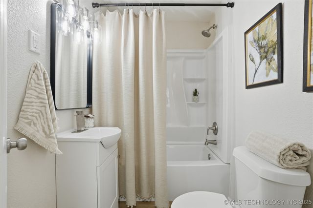 212 S Ash Street, Catoosa, OK 74015