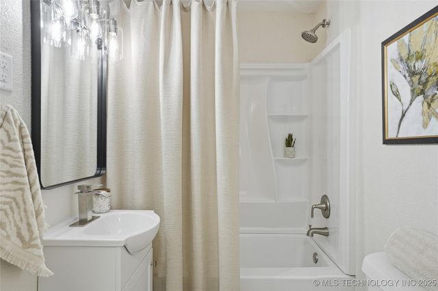 212 S Ash Street, Catoosa, OK 74015