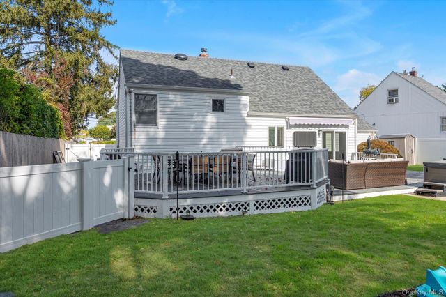 10 Peachtree Lane, Huntington Station, NY 11746