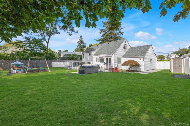 10 Peachtree Lane, Huntington Station, NY 11746