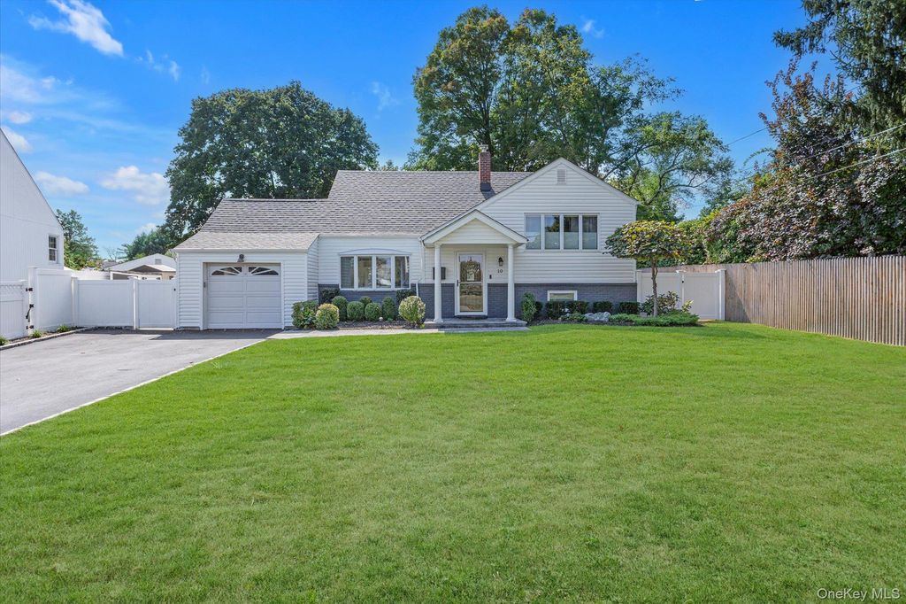 10 Peachtree Lane, Huntington Station, NY 11746