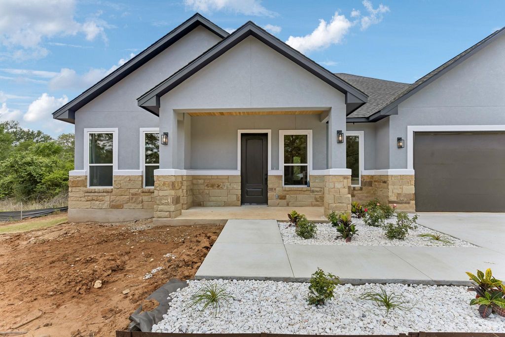 118 Heleakala DR, Bastrop, TX 78602