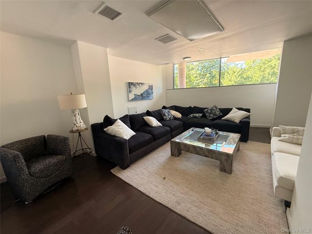 250 S Central Park Avenue 4D, Hartsdale, NY 10530