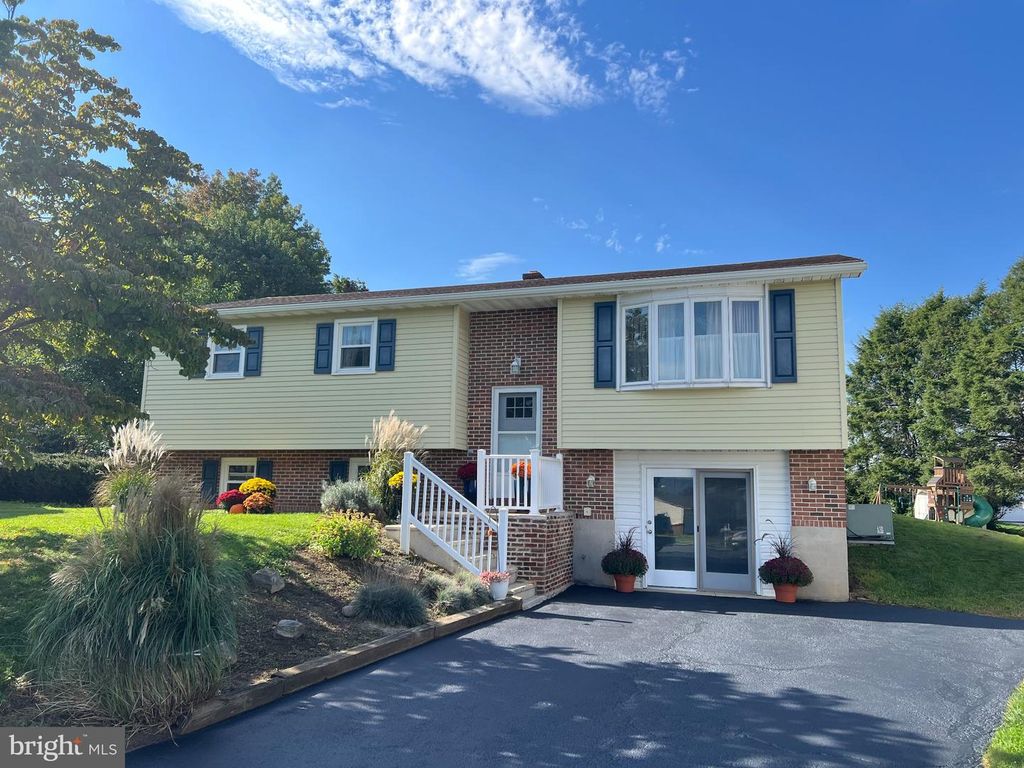 418 GOOD AVE, Womelsdorf, PA 19567