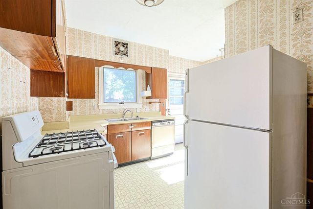 224 Charles Street, Wyoming, OH 45215