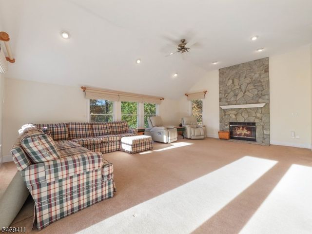 16 Forest Ridge Ter, Jefferson Twp., NJ 07438