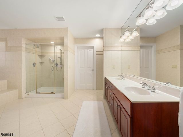16 Forest Ridge Ter, Jefferson Twp., NJ 07438