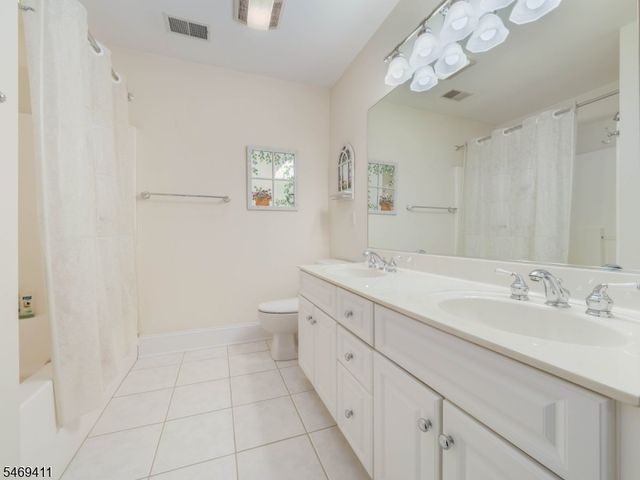 16 Forest Ridge Ter, Jefferson Twp., NJ 07438