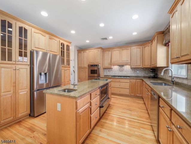 16 Forest Ridge Ter, Jefferson Twp., NJ 07438