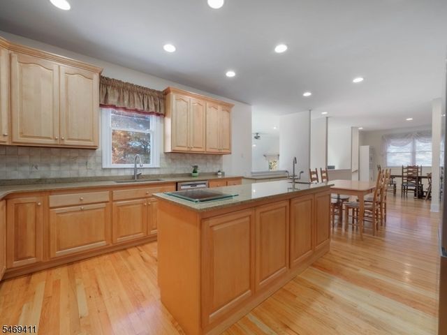 16 Forest Ridge Ter, Jefferson Twp., NJ 07438