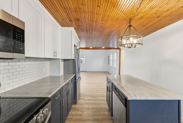 109 N Lake Ave, Southwick, MA 01077