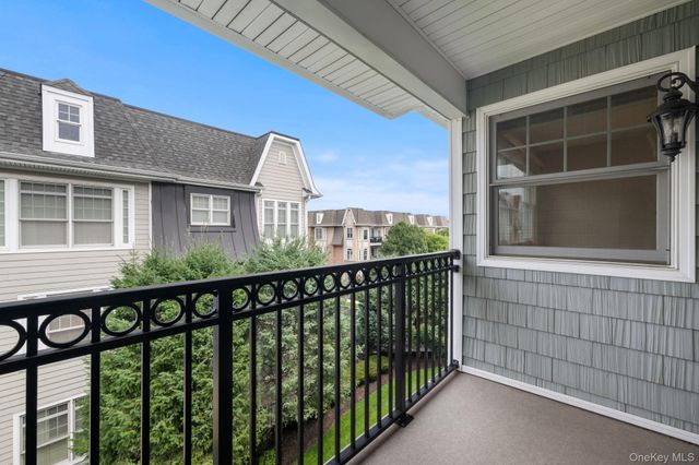 469 Pacing Way, Westbury, NY 11590