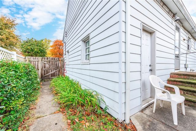 6298 Chestnut Hills Drive, Parma, OH 44129