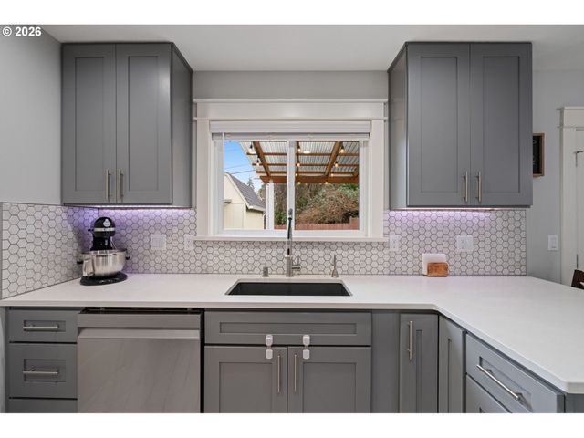 1020 Se 113TH Ave, Portland, OR 97216