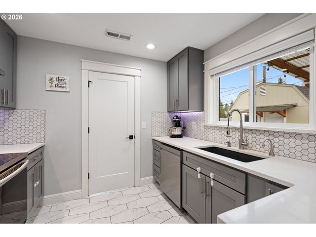 1020 Se 113TH Ave, Portland, OR 97216