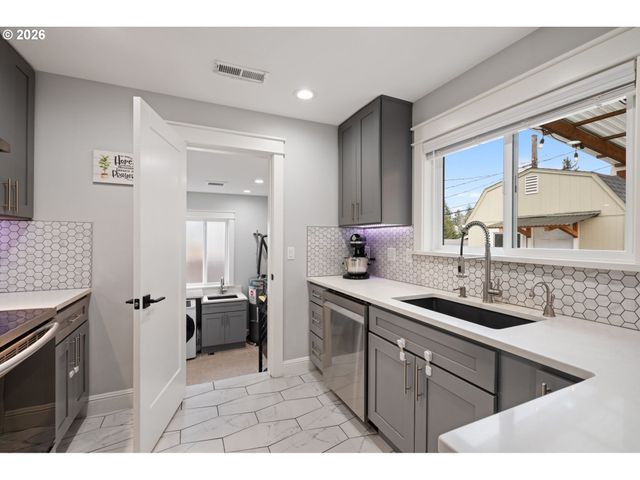 1020 Se 113TH Ave, Portland, OR 97216