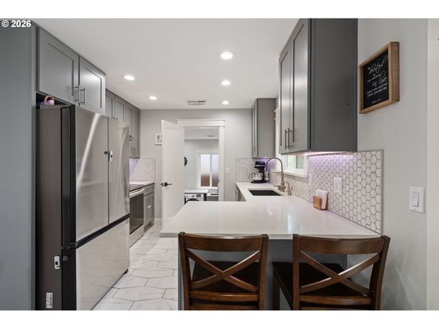 1020 Se 113TH Ave, Portland, OR 97216