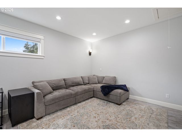 1020 Se 113TH Ave, Portland, OR 97216