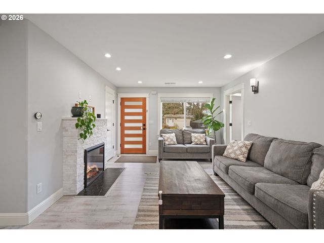 1020 Se 113TH Ave, Portland, OR 97216