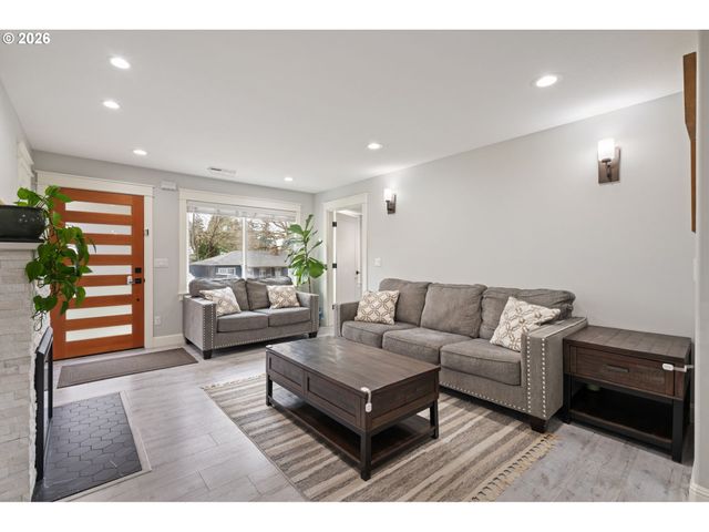 1020 Se 113TH Ave, Portland, OR 97216