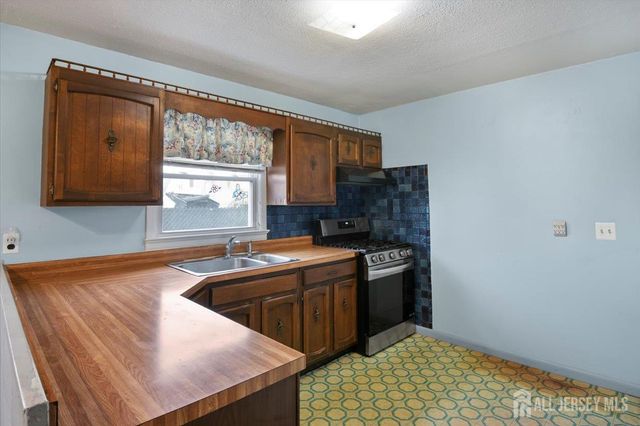 1 Zoar Street, Fords, NJ 08863