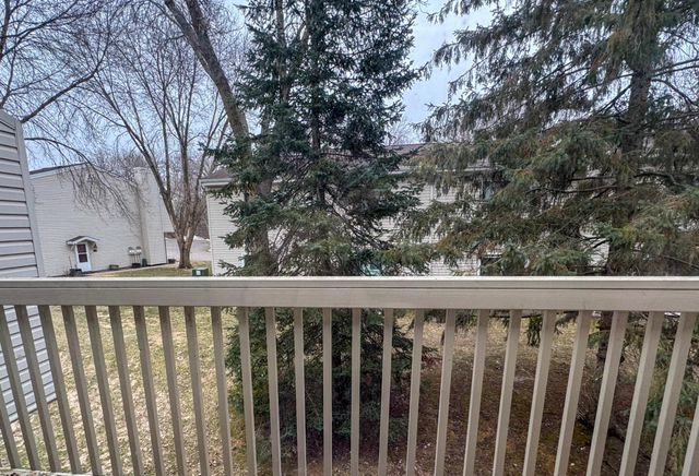 17562 Pond Circle, Eden Prairie, MN 55346