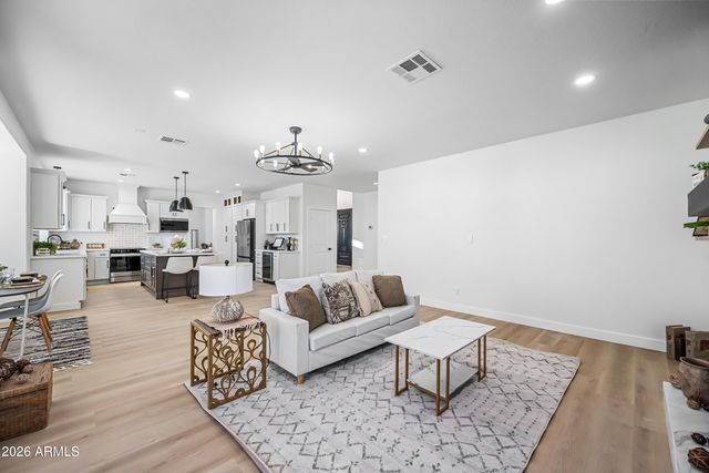 815 E DESERT TRUMPET Road, Phoenix, AZ 85048