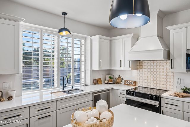 815 E DESERT TRUMPET Road, Phoenix, AZ 85048