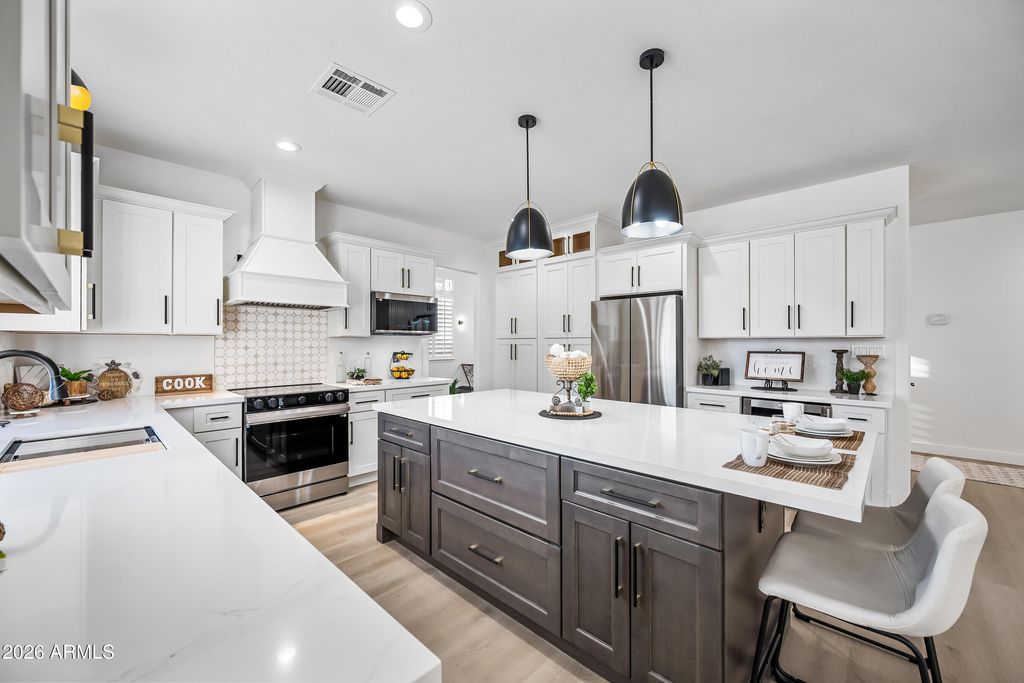 815 E DESERT TRUMPET Road, Phoenix, AZ 85048