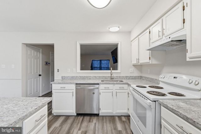 302 MOSEBY CT, Manassas Park, VA 20111
