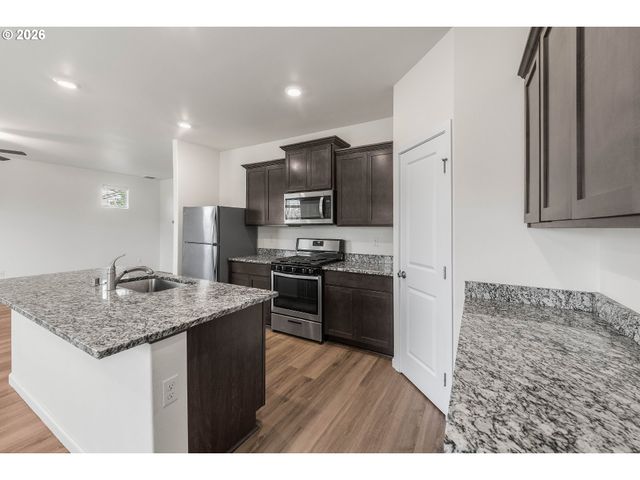 1724 W 12TH St, La Center, WA 98629