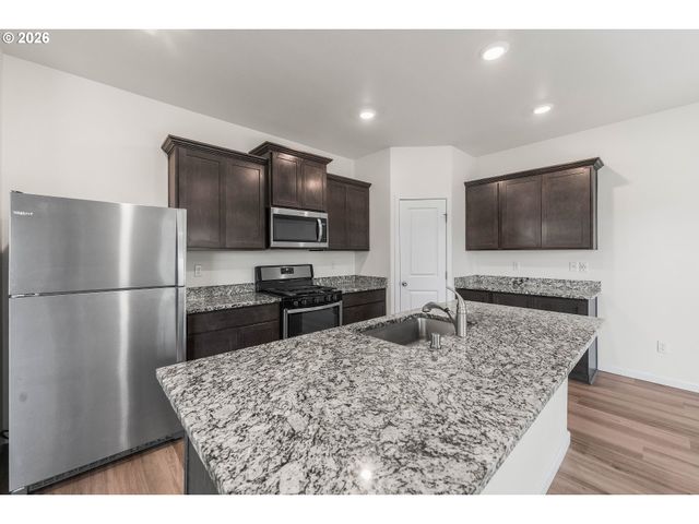1724 W 12TH St, La Center, WA 98629