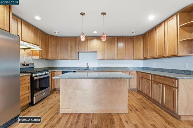 8910 Burr St, Oakland, CA 94605