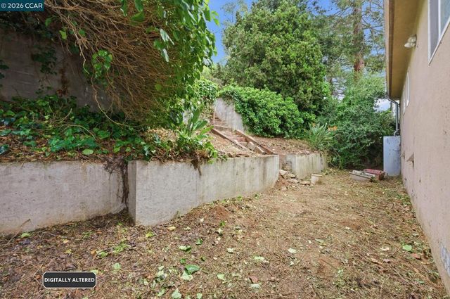 8910 Burr St, Oakland, CA 94605