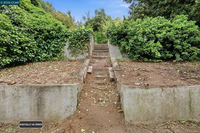 8910 Burr St, Oakland, CA 94605