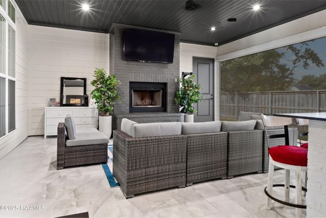 209 Stoney Shadow Drive, Lafayette, LA 70508