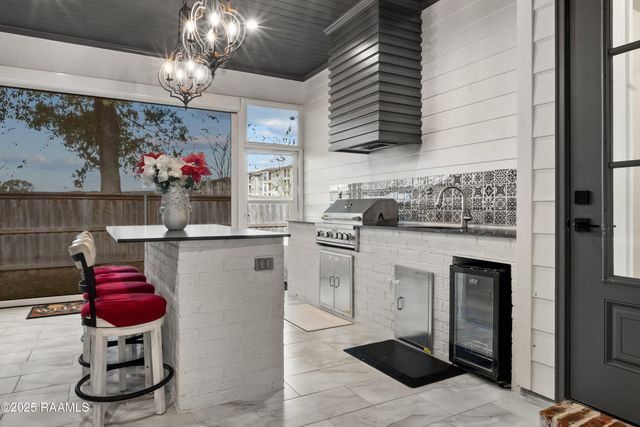 209 Stoney Shadow Drive, Lafayette, LA 70508