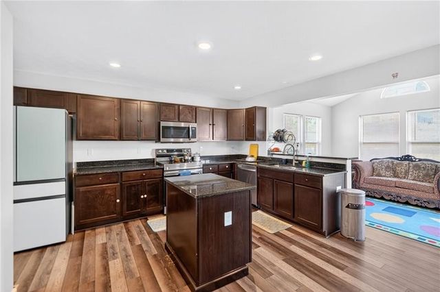 555 Gardenia Dr, Rostraver, PA 15012