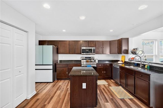 555 Gardenia Dr, Rostraver, PA 15012