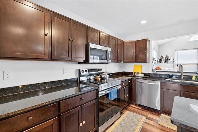 555 Gardenia Dr, Rostraver, PA 15012