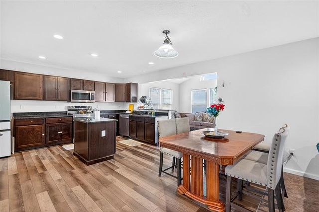 555 Gardenia Dr, Rostraver, PA 15012