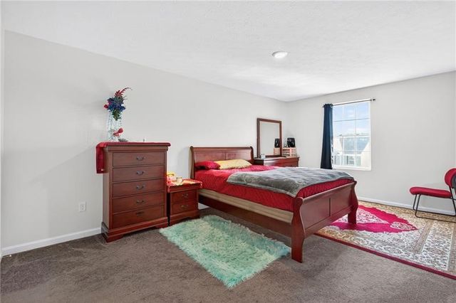 555 Gardenia Dr, Rostraver, PA 15012