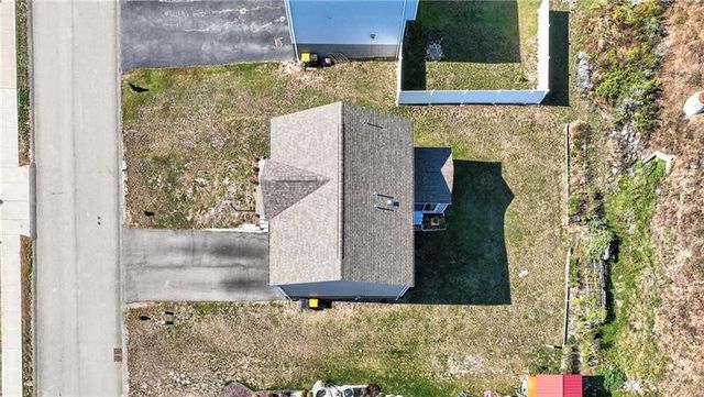 555 Gardenia Dr, Rostraver, PA 15012