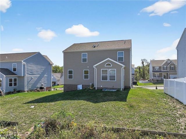 555 Gardenia Dr, Rostraver, PA 15012