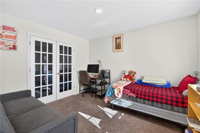 555 Gardenia Dr, Rostraver, PA 15012